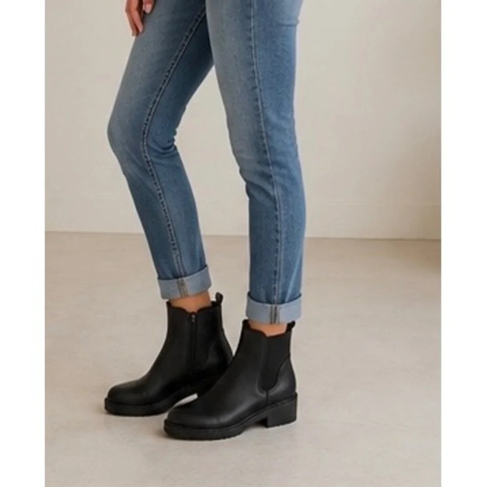 Time and Tru Womens Black Lug Sole Ankle Boots Side Zip Memory Foam Size 7